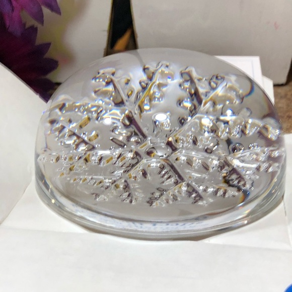 Vintage Avon Individually Made Crystal Snowflake Paperweight In Original Box - Picture 11 of 16